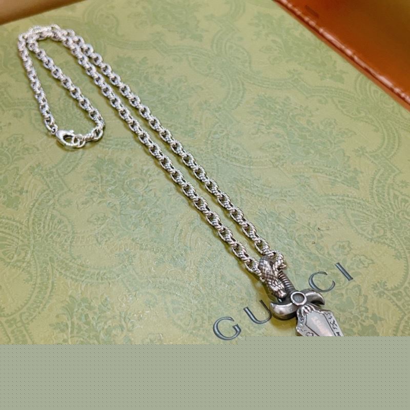 G*u*i necklaces